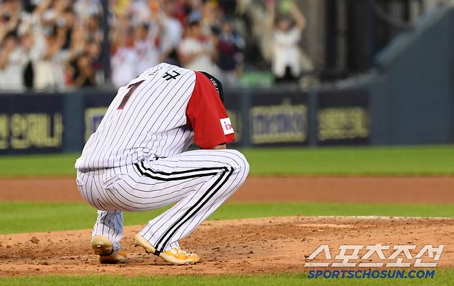 20일 잠실구장에서 열린 LG 트윈스와 롯데 자이언츠의 경기. 6회초 2사 1,3루 롯데 김민성에게 적시타를 허용한 LG 임찬규가 아쉬워하고 있다. 잠실=박재만 기자 pjm@sportschosun.com/2025.07.20/