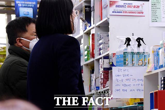 환자들은 대부분 긍정적인 반응이다. 몸이 불편한 상태로 먼 거리까지 이동해야 하는 불편함을 없앨 수 있다는 것이다. 약국 측도 환자들 편의를 위한 일종의 '셔틀버스'라는 설명이다. 사진과 기사는 무관함. /이선화 기자