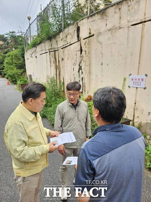 이재준 수원시장이 지난 19일 권선구에 있는 한 아파트의 외벽을 긴급 점검하고 있다./수원시