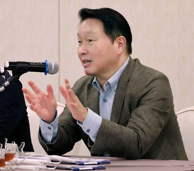 최태원 대한상공회의소 회장이 제48회 대한상의 하계포럼 기자간담회에서 취재진 질문에 답하고 있다. 대한상공회의소