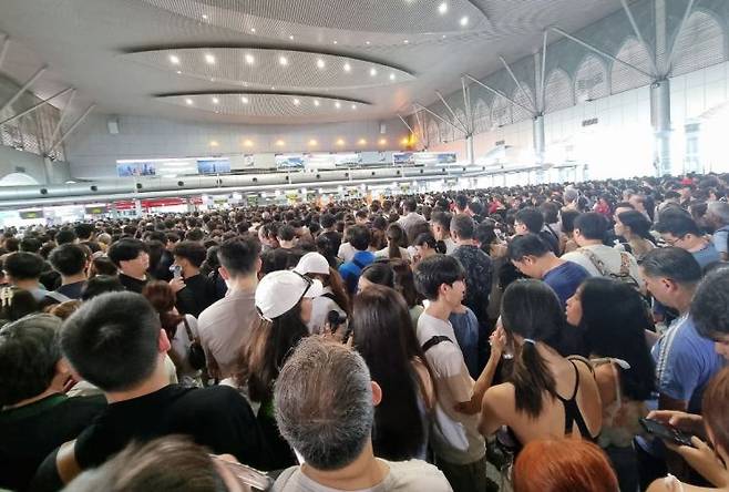 출입국 게이트 시스템 오류로 내외국인들이 장사진을 이루고 있다. SNS