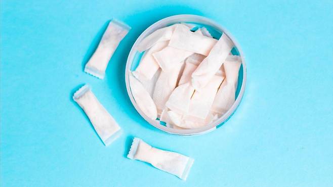 컨테이너 안에 들어가 있는 하얀색 파우치