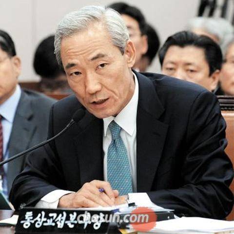 새누리당 김종훈 의원은 2013년 1월 통상교섭본부를 외교부에서 떼어 내 산자부로 넘기는 데 대해 대해  강하게 반대했다.  사진은 2011년 10월 5일 국회에서 열린 외교통상통일위원회 국정감사에서  당시 통상교섭본부장 신분으로 참석, 한미 FTA 비준안에 대한 의원들의 질문에 답하고 있는 모습이다./조선일보