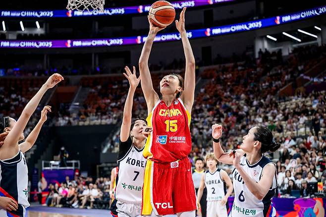 박지수(7번) 등 한국 선수들이 20일 열린 FIBA 여자 아시아컵 3위 결정전에서 중국의 한쉬를 수비하고 있다. 키 205cm인 한쉬는 이날 16점을 올렸다. /FIBA