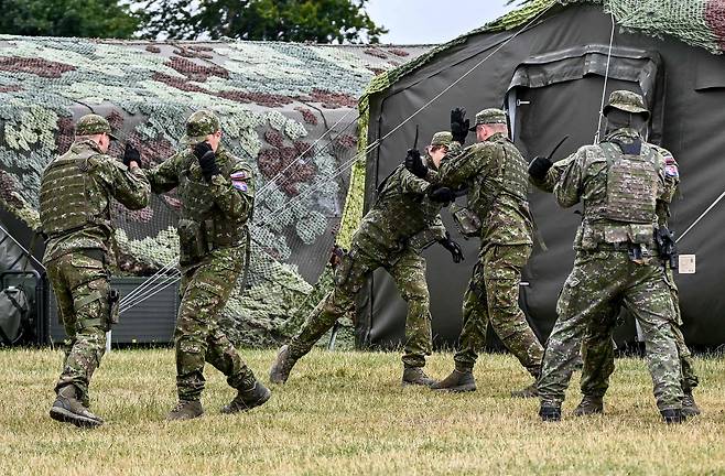 2025년 7월 슬로바키아 서부 야블로노베 인근 투레츠키 브르치 군사 기지에서 국가 방위군 훈련 캠프가 진행되고 있다. /연합뉴스