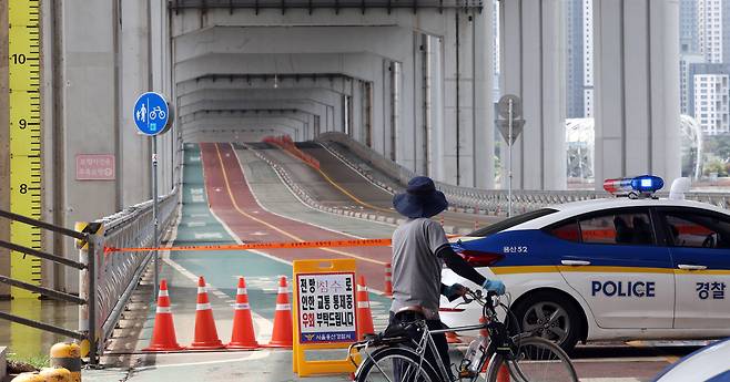 서울 잠수교가 팔당댐의 방류 영향으로 남단부터 북단까지의 차량과 보행자 통행이 전면 통제되고 있다. /뉴스1