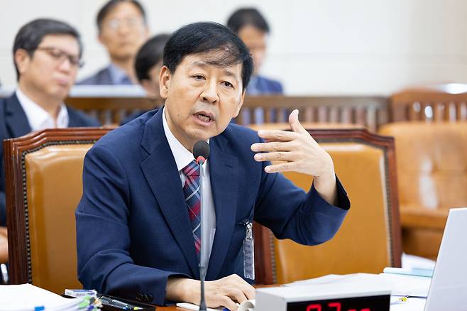 구윤철 부총리 겸 기획재정부 장관 후보자가 17일 서울 여의도 국회 기획재정위원회에서 열린 인사청문회에서 의원 질의에 답하고 있다. /뉴스1