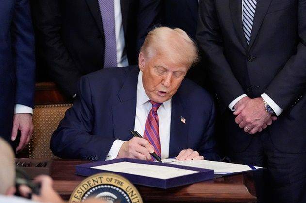 도널드 트럼프 대통령이 18일(현지시간) 미 워싱턴 DC 백악관 이스트룸에서 ‘지니어스 법안‘에 서명하고 있다. ⓒ AP/연합뉴스