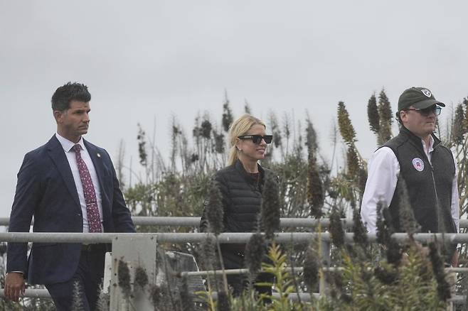 17일 알카트라즈 감옥을 찾은 팸 본디 법무장관(가운데). 소살리토=AP 뉴시스