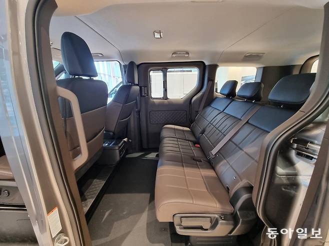PV5 패신저 모델의 2열 좌석을 뒤로 젖힌 모습. 김도형 기자 dodo@donga.com