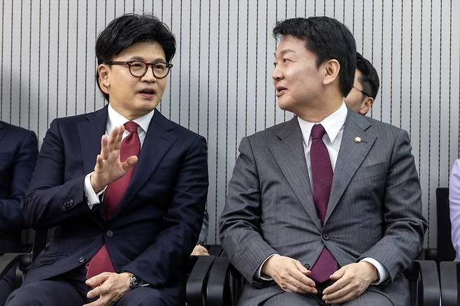 지난 4월 29일 제21대 대통령후보자 국민의힘 3차 경선 진출자 발표를 앞두고 한동훈,  안철수 후보가 대화하고 있다. 2025.04.29 국회사진기자단