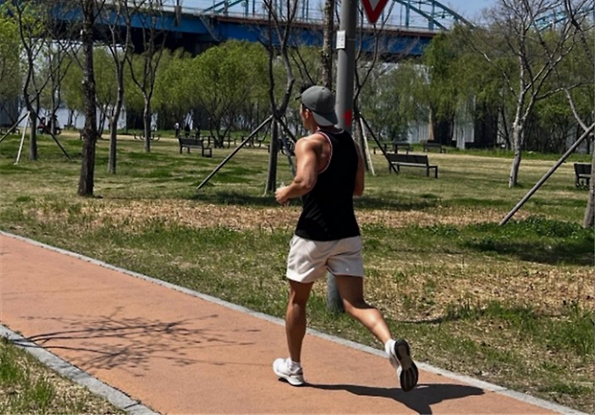 달리기 열풍이 불고 있는 가운데 전문가들은 무더운 여름 안전한 운동을 당부했다. 강북삼성병원 제공.