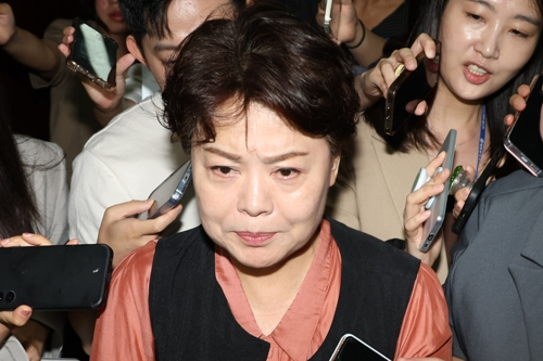 윤희숙 국민의힘 혁신위원장이 17일 서울 여의도 국회에서 열린 비상대책위원회의에 참석한 뒤 나와 취재진의 질문을 받고 있다. 윤 혁신위원장은 전날 나경원·윤상현·장동혁 의원과 송언석 비상대책위원장 겸 원내대표에게 거취 결정을 요구하는 인적쇄신안을 발표했다.   [연합뉴스]