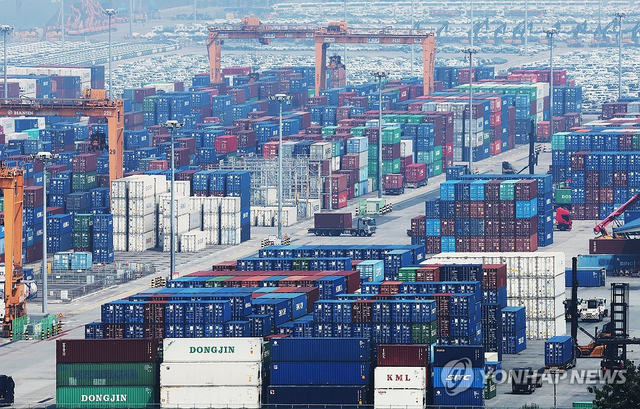 경기도 평택항에 컨테이너가 쌓여 있는 모습. 연합뉴스