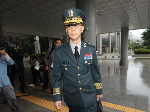 김용대 드론작전사령관이 17일 내란특검 사무실이 마련된 서울 서초구 서울고검에 조사를 받기 위해 출석하고 있다.   [연합뉴스]