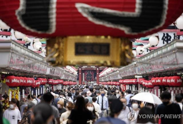 일본 도쿄 나카미세 거리. EPA 연합뉴스 자료사진