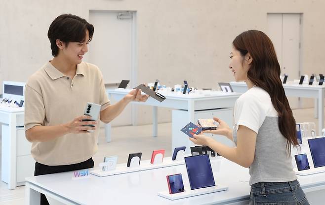 삼성 강남에서 '갤럭시 Z 폴드7'의 '카본쉴드 케이스'와 '갤럭시 Z 플립7'의 '플립수트 케이스'를 살펴보는 모습