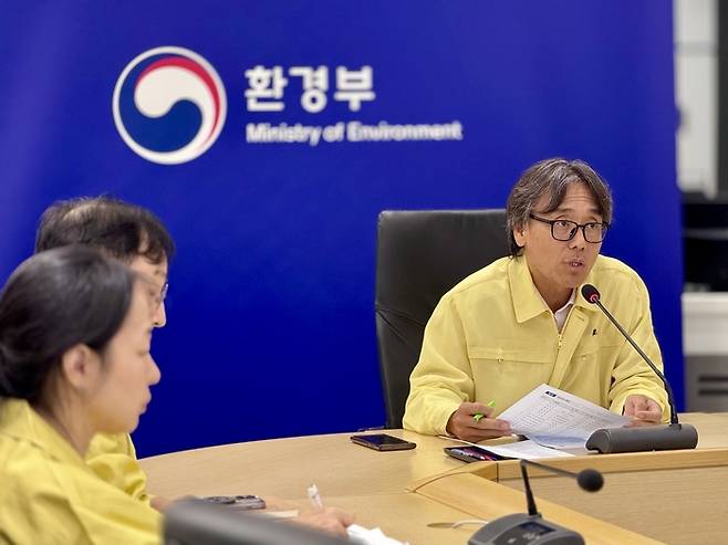 금한승 환경부 차관이 지난 18일 한강홍수통제소에서 홍수대응을 위한 긴급상황점검회의를 주재하고 있다. 사진 출처 : 환경부