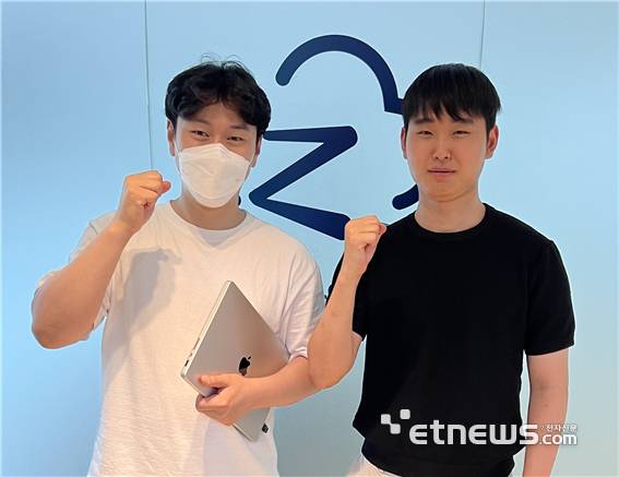 42경산 인턴십 프로그램을 통해 제트컨버터클라우드에 취업하게 된 이창현 씨(왼쪽)와 최명하 씨 [경산이노베이션아카데미 제공]