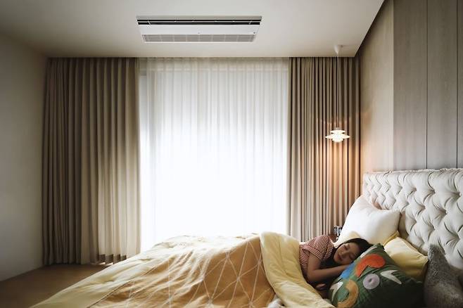 LG전자 모델이 '휘센 AI 시스템에어컨'을 체험하고 있다. LG전자 제공