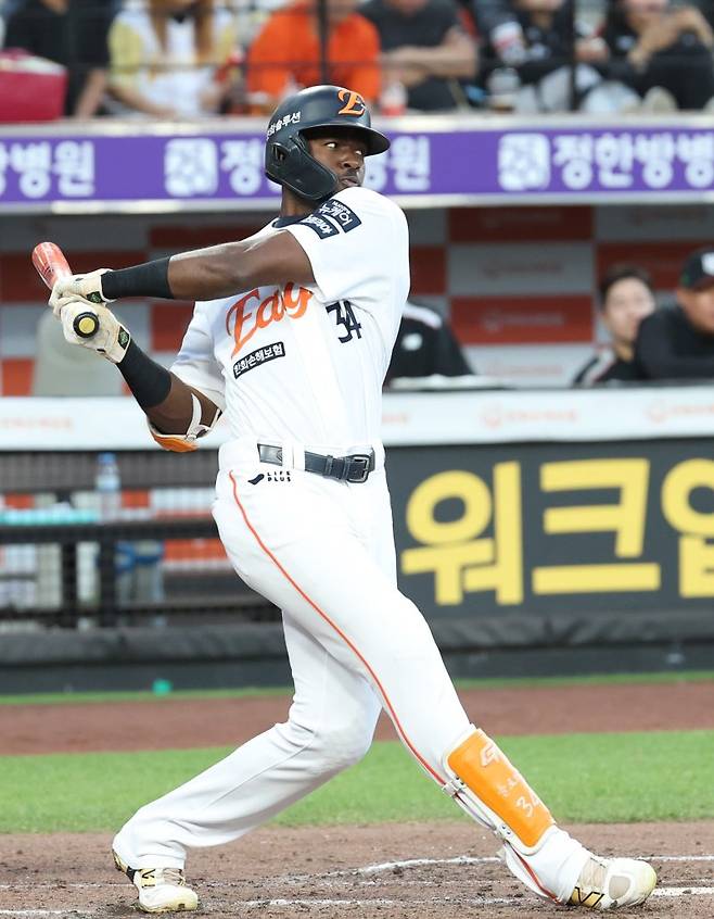 4일 대전 한화생명볼파크에서 열린 '2025 신한 SOL 뱅크 KBO리그' 프로야구 한화 이글스 대 KT 위즈 경기에서 한화 플로리얼이 타격하고 있다.뉴스1