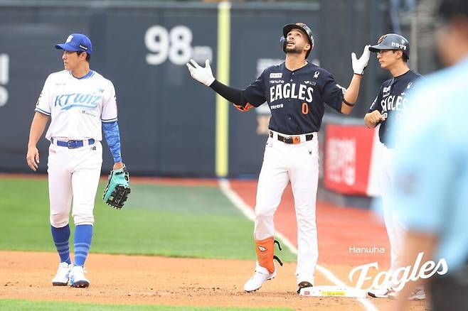 한화 이글스 루이스 리베라토(오른쪽)가 19일 수원 케이티위즈파크에서 열린 2025 KBO리그 케이티 위즈와 경기에서 안타를 치고 출루한 뒤 세리머니를 하고 있다. 리베라토는 정규 계약을 체결한 이날 3안타(4타수)를 쳐냈다. 한화 이글스 제공