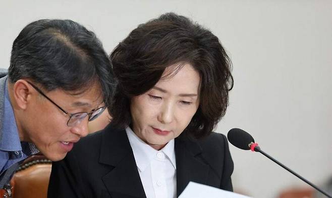 이진숙 부총리 겸 교육부 장관 후보자가 16일 오전 서울 여의도 국회 교육위원회 전체회의에서 열린 인사청문회에서 교육부 공무원으로부터 자료를 건네받고 있다. 김영원 기자 forever@hani.co.kr