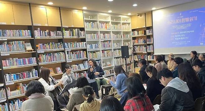 수술을 이틀 앞둔 지난 3월8일 경기 파주시 금촌무지개작은도서관에서 열린 ‘파주이주민문학회’ 시 콘서트에서 필자(무대 맨 왼쪽)가 첼로를 연주하고 있다. 필자 제공