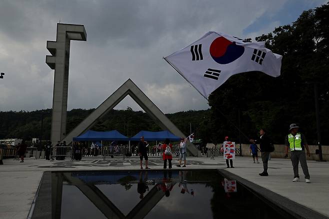 모스 탄 방한 환영 집회에 모인 윤석열 전 대통령 지지 단체 회원들이 ‘차이나 아웃’ 등이 적힌 손팻말과 태극기, 성조기를 든 채 서울대 교내에 들어와 있다.