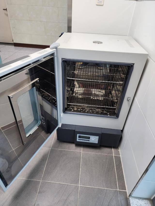 국립대전현충원에서 안장된 유해를 외부로 이장할 때 물기를 건조시키는 용도로 사용된 건조장비. 보훈부 제공