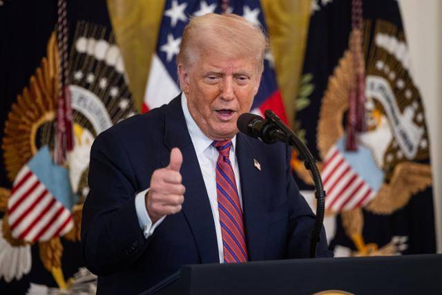 도널드 트럼프 미국 대통령이 지난 18일 워싱턴 백악관에서 엄지를 세우고 있다. 워싱턴=EPA 연합뉴스