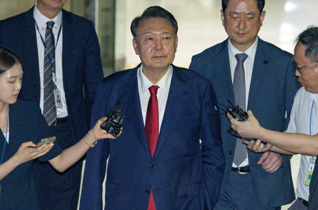 윤석열 전 대통령이 9일 서울 서초구 서울중앙지법에서 열린 구속 전 피의자 심문(영장실질심사)을 마친 뒤 서울구치소로 향하고 있다. 한국일보 자료사진