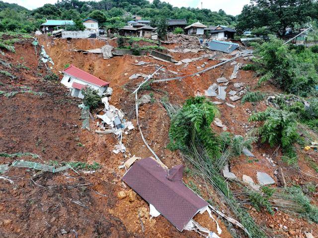20일 경남 산청군 생비량면 상능마을이 19일 폭우로 인한 산사태가 발생해 마을에 토사가 쌓여 있다. 뉴스1