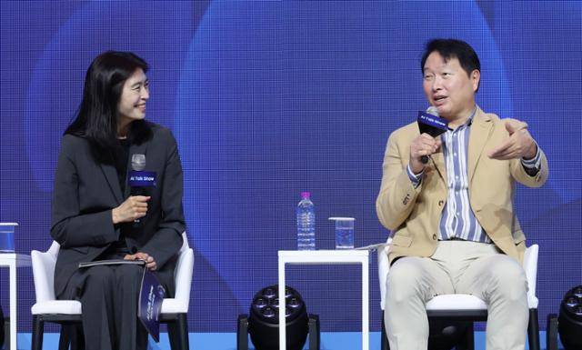 최태원(오른쪽) 대한상공회의소 회장이 18일 경북 경주 라한셀렉트에서 열린 제48회 대한상의 하계포럼에서 발언하고 있다. 왼쪽은 정신아 카카오 대표. 대한상의 제공