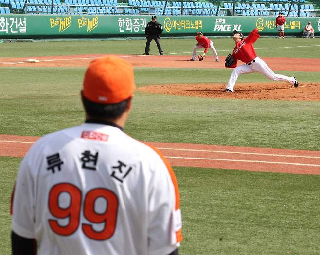 프로야구 한화-SK 시범경기가 3월 15일 오후 대전에서 열렸다. 한화 선발 류현진이 SK 김광현의 투구를 바라보고있다. IS 포토