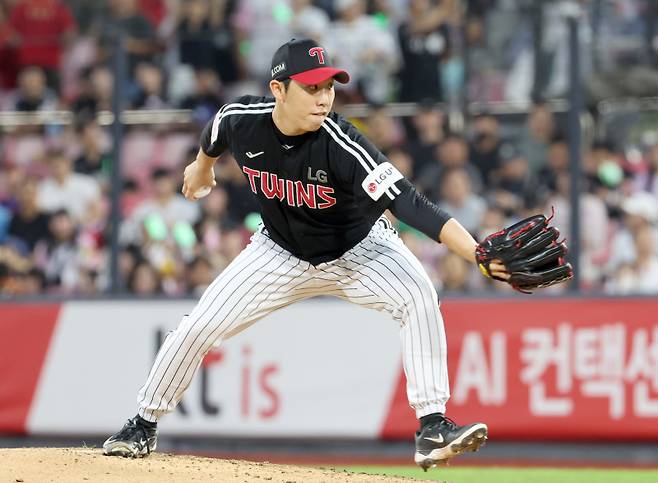 26일 오후 수원 KT위즈파크에서 열린 2025 프로야구 LG와 KT 경기. LG 투수 박명근이 6회 등판 역투하고 있다. 수원=정시종 기자 capa@edaily.co.kr /2025.06.26.