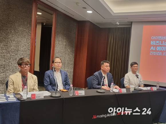 (왼쪽부터) 김경장 롯데이노베이트 전략기획부문장(상무), 박종남 롯데지주 AI/DT 혁신TF 상무, 김경엽 롯데이노베이트 대표, 오현식 롯데이노베이트 AI테크랩 실장이 18일 오후 서울 롯데호텔월드에서 열린 간담회에서 기자들의 질문에 답하고 있다. [사진=윤소진 기자]