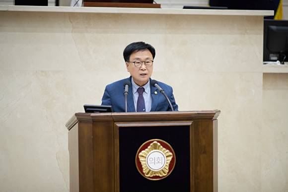 김영식 용인특례시의원이 지난 18일 제294회 임시회 제2차 본회의에서 5분 자유 발언을 하고 있다. [사진=용인특례시의회]