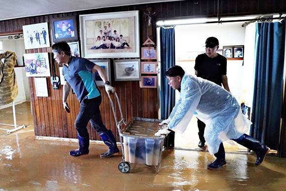 더불어민주당 이재관 국회의원과 보좌진이 수해 복구 현장에서 구슬땀을 흘리고 있다 [사진=독자]