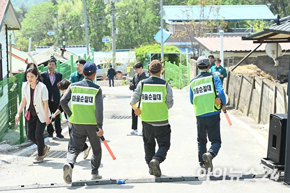 지난 19일 문경시 산북면 가좌리 마을에서 재난대응 실전형 주민대피 훈련을 하고 있다. [사진=경북도청]
