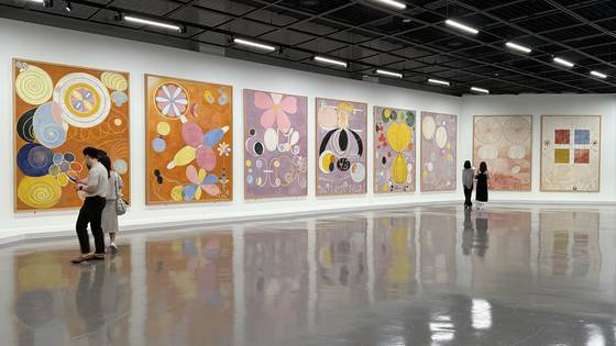 '10점의 대형 회화'(1907) 연작을 한 눈에 볼 수 있는 전시장. 사진 부산현대미술관