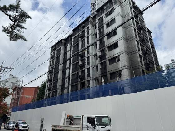 지난 17일 발생한 화재로 외벽이 그을린 경기도 광명 아파트 주위로 20일 가림막이 설치돼 있다. 광명=임성빈 기자