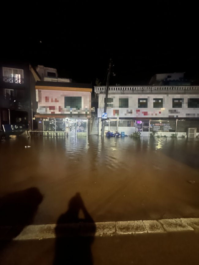 ▲ 20일 오전 3시쯤 춘천시 남산면 강촌 일대 상가에 물이 차있다. 독자 제공.