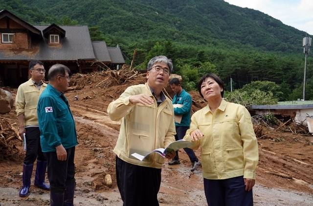 ▲ 임상섭 산림청장(왼쪽)이 20일 송미령 농림축산식품부 장관과 함께 경남 산청군 산청읍 내리 산사태 피해지를 점검하고 있다. 산림청 제공