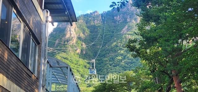 ▲ 설악산 권금성 케이블카 멈춤 사고로 87명의 탑승객들이 공포와 두려움에 떨고 있다. 김주현 기자