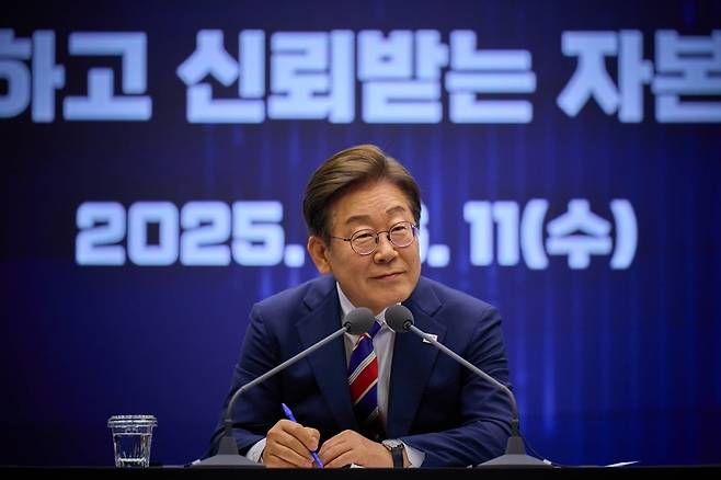 이재명 대통령이 지난달 11일 서울 영등포구 여의도 한국거래소(KRX)에서 불공정거래 근절을 위한 현장 간담회를 하고 있다. /사진=이재명 대통령 인스타그램