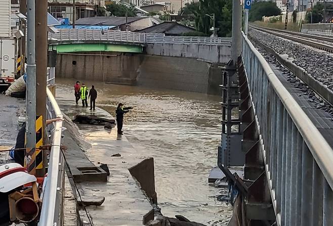 지난 18일 광주광역시 북구 신안교에서 경찰과 소방대원들이 실종자를 수색하고 있다. 사진=연합뉴스