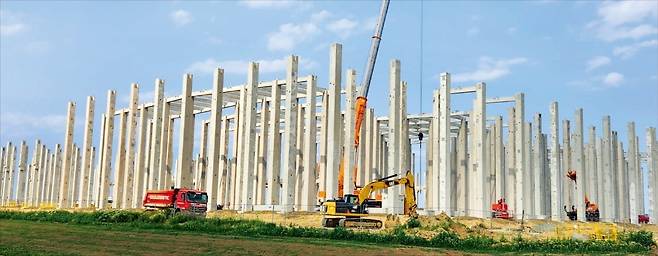 < 중국 배터리의 ‘유럽 굴기’ > 중국 배터리 기업이 유럽에 대규모 공장을 잇달아 짓고 있다. 세계 1위 배터리 기업인 CATL은 헝가리 제2 도시 데브레첸에 유럽 최대 규모(100GWh) 공장을 건설 중이다. EVE에너지도 첫 유럽 공장 건립을 위해 기초공사를 하고 있다. 데브레첸 북서쪽 EVE에너지 유럽 공장 공사 현장에서 20m 높이의 기둥 사이로 중장비들이 분주히 움직이고 있다. 데브레첸=성상훈 기자