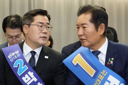 더불어민주당 정청래(오른쪽), 박찬대 당대표 후보가 20일 오후 서울 여의도 중앙당사에서 열린 '당대표 및 최고위원 선출을 위한 영남권 합동연설회'에서 대화하고 있다.(연합뉴스)