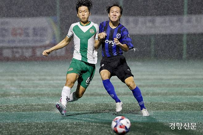 서울 용문고 박선우가 19일 충북 제천축구센터에서 열린 제58회 대통령 금배 전국고교축구대회 18강 데스매치 강원 미래고와의 경기에서 볼경합을 하고 있다.  제천 l 문재원 기자
